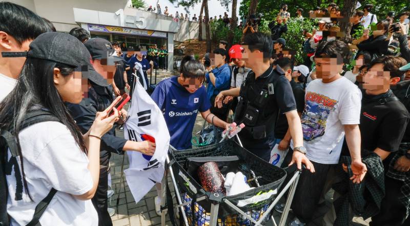 (충격주의) 짐검사에 혈안인 잠실 알파남들..JPG | 인스티즈
