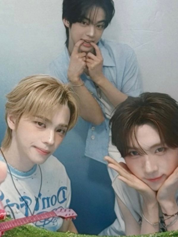 [잡담] ...?.??????. 투어스 사진인데 도훈씨 다리 실종돼써..ㅡ?.????? | 인스티즈