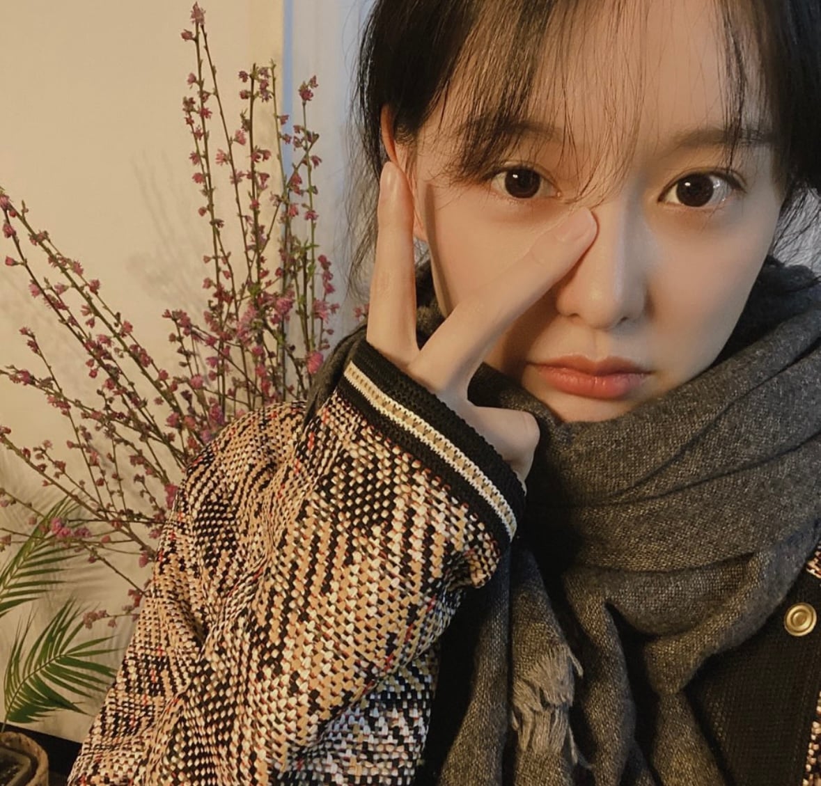 [잡담] 김지원) 김지원 화장끼 없는 얼굴이 느좋 | 인스티즈