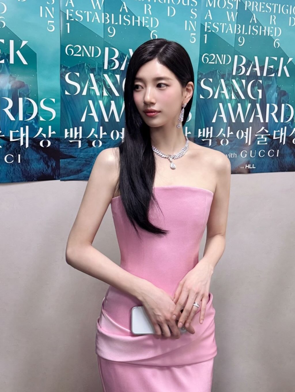 [잡담] 수지) 생각하는 수지에게 제일 잘어울리는 드레스? | 인스티즈