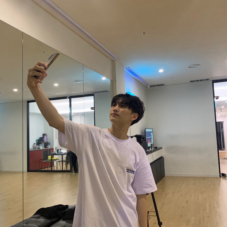 [잡담] 데뷔 전 사진에서만 느낄 수 있는 이 감성이 너무 좋음.... | 인스티즈