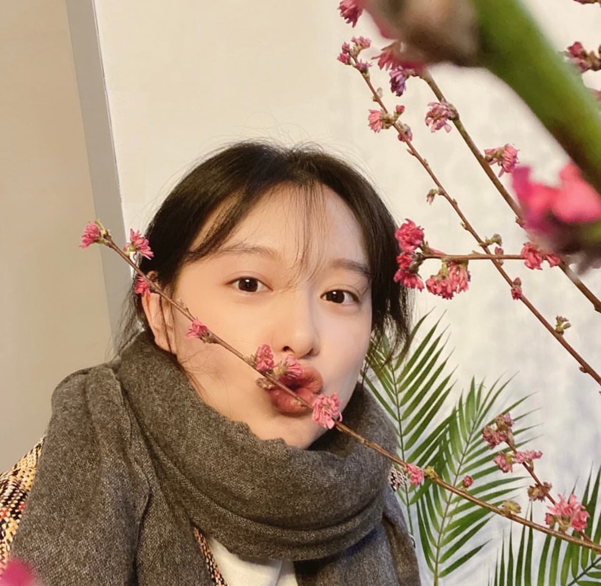 [잡담] 김지원) 김지원 화장끼 없는 얼굴이 느좋 | 인스티즈