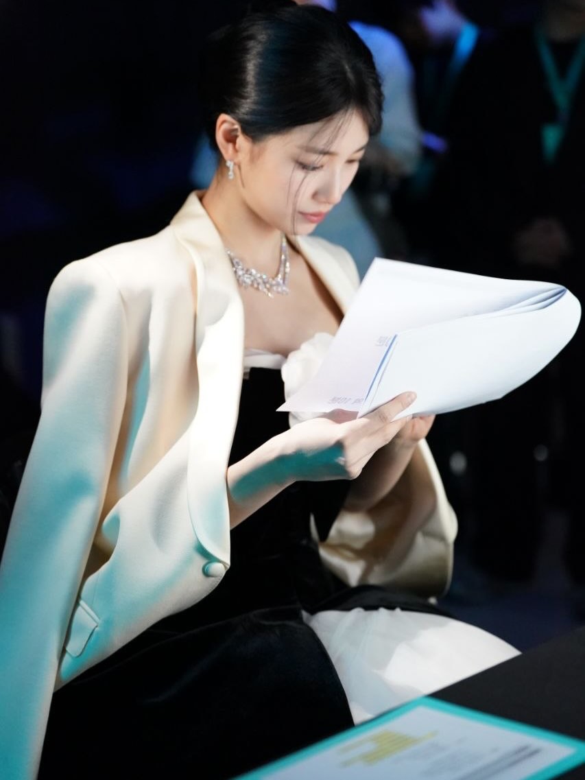 [잡담] 수지) 생각하는 수지에게 제일 잘어울리는 드레스? | 인스티즈