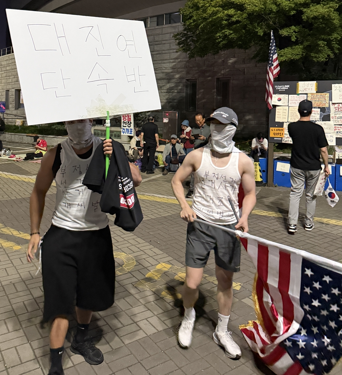 [정보/소식] "사전투표 폐지” "MAGA와 함께”…개표소 시위, 극우가 접수했나 | 인스티즈