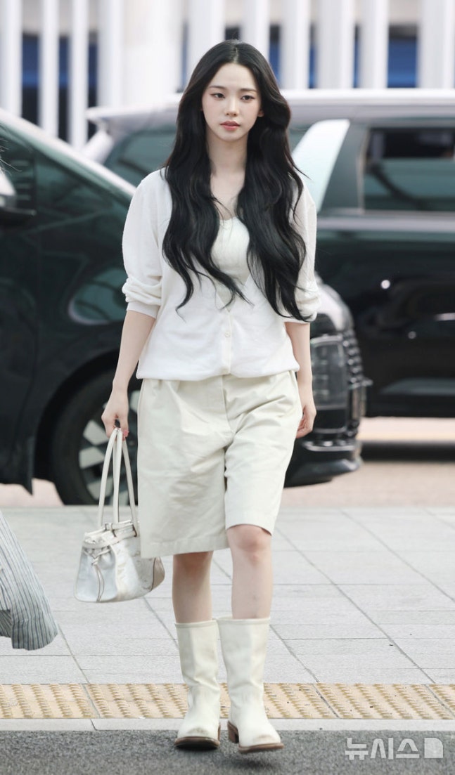 [잡담] 오늘자 멕시코 출국한 카리나 윈터 기사사진 | 인스티즈