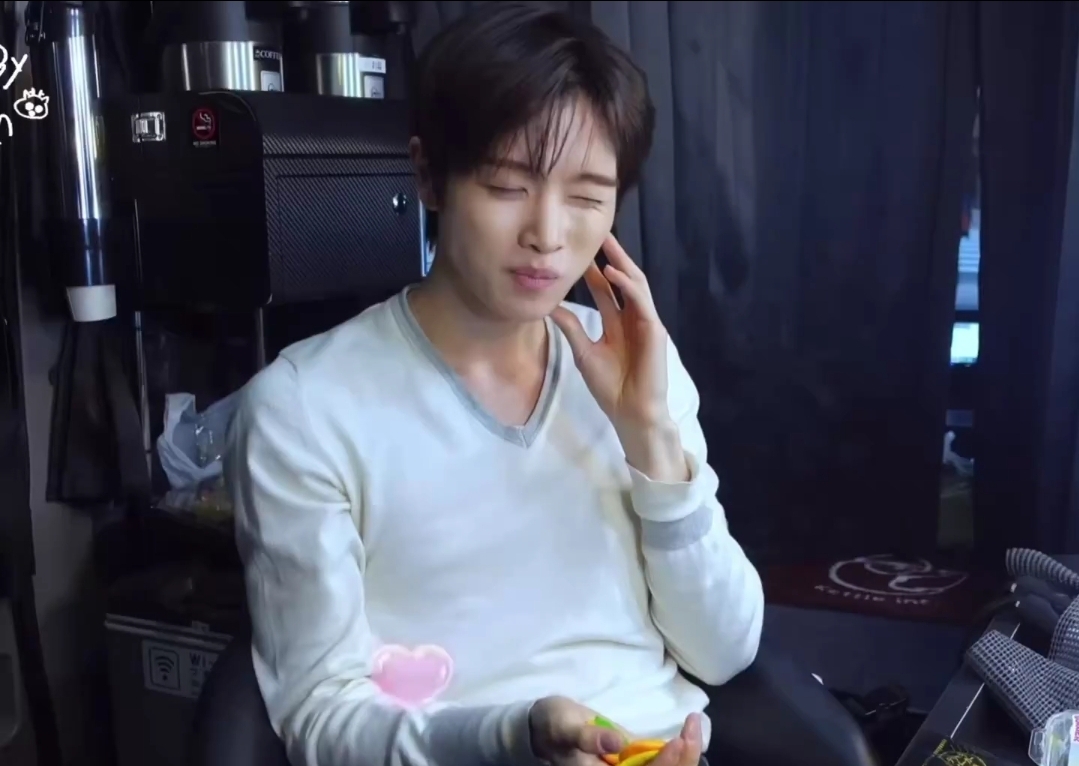 [잡담] 아 진짜ㅋㅋㅋㅋ성찬 턱번아웃 ㅋㅋㅋ | 인스티즈