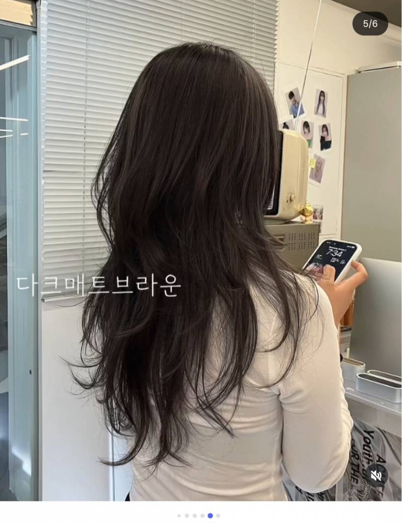 [잡담] 이 둘 중에 더 브라운이 없는 색은 뭐야? | 인스티즈