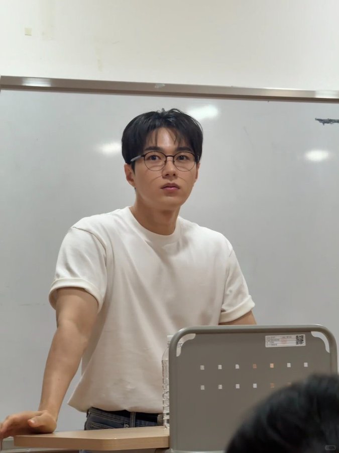 [잡담] 인피니트 엘 대학강연 사진 봐봐 🤦‍♀️이런 선배 없었어서 상대적 선배 박탈감 들어 | 인스티즈