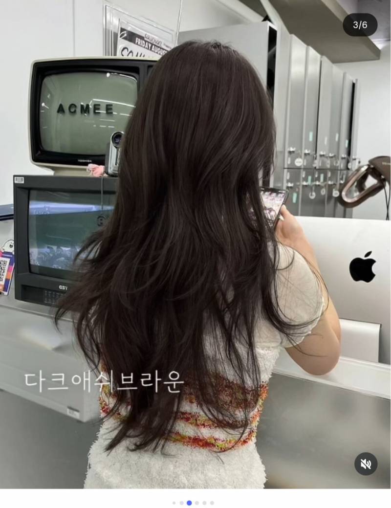 [잡담] 이 둘 중에 더 브라운이 없는 색은 뭐야? | 인스티즈