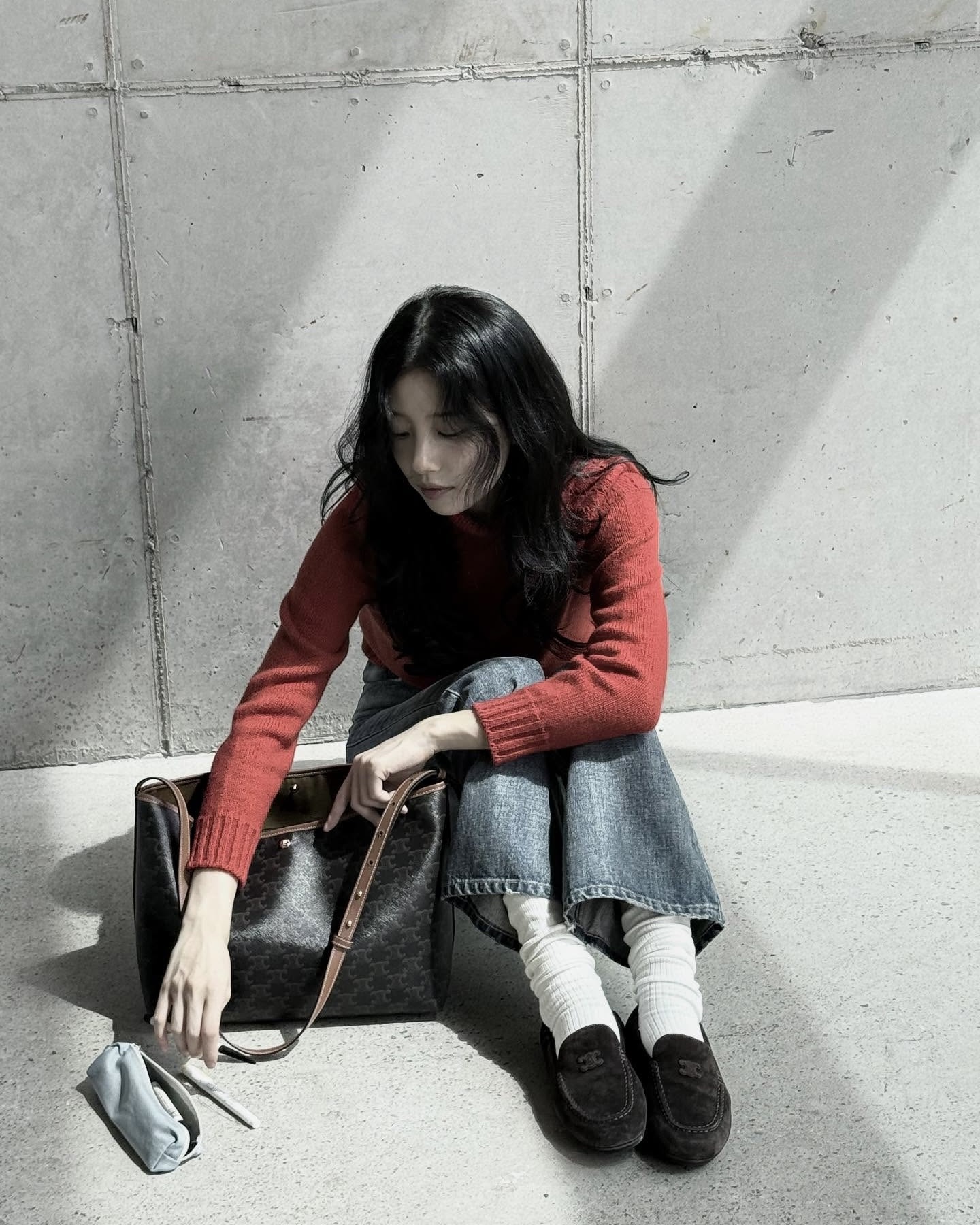 [잡담] 이 가방 수지 때문에 이뻐 보이는 걸까?? 나 이거 사고 싶어서 계속 기웃거리는 중 | 인스티즈