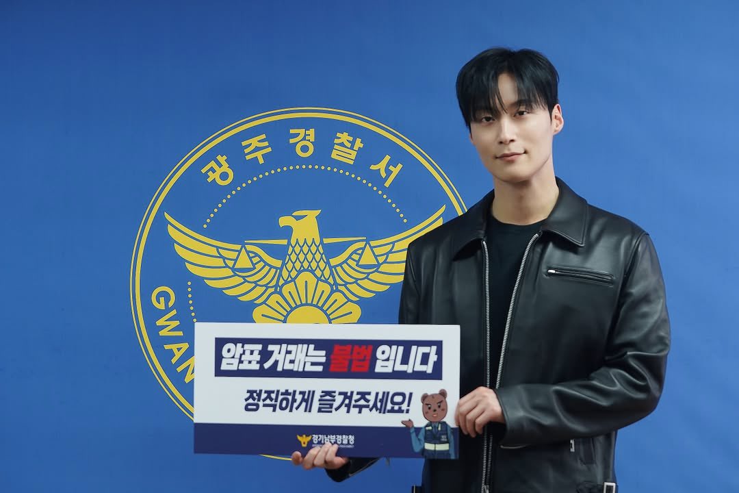 [잡담] 허남준 어쩌다가 암표금지 팻말 들고 있는지 모르겠지만 | 인스티즈