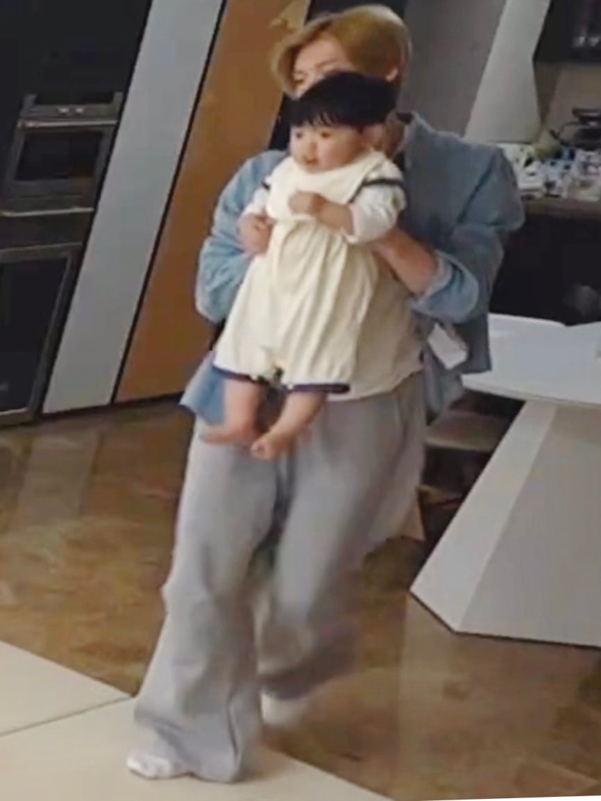 [잡담] 약간 투바투가 유준이 띨롱 들어올리는거 외국아빠들이 애기들 | 인스티즈