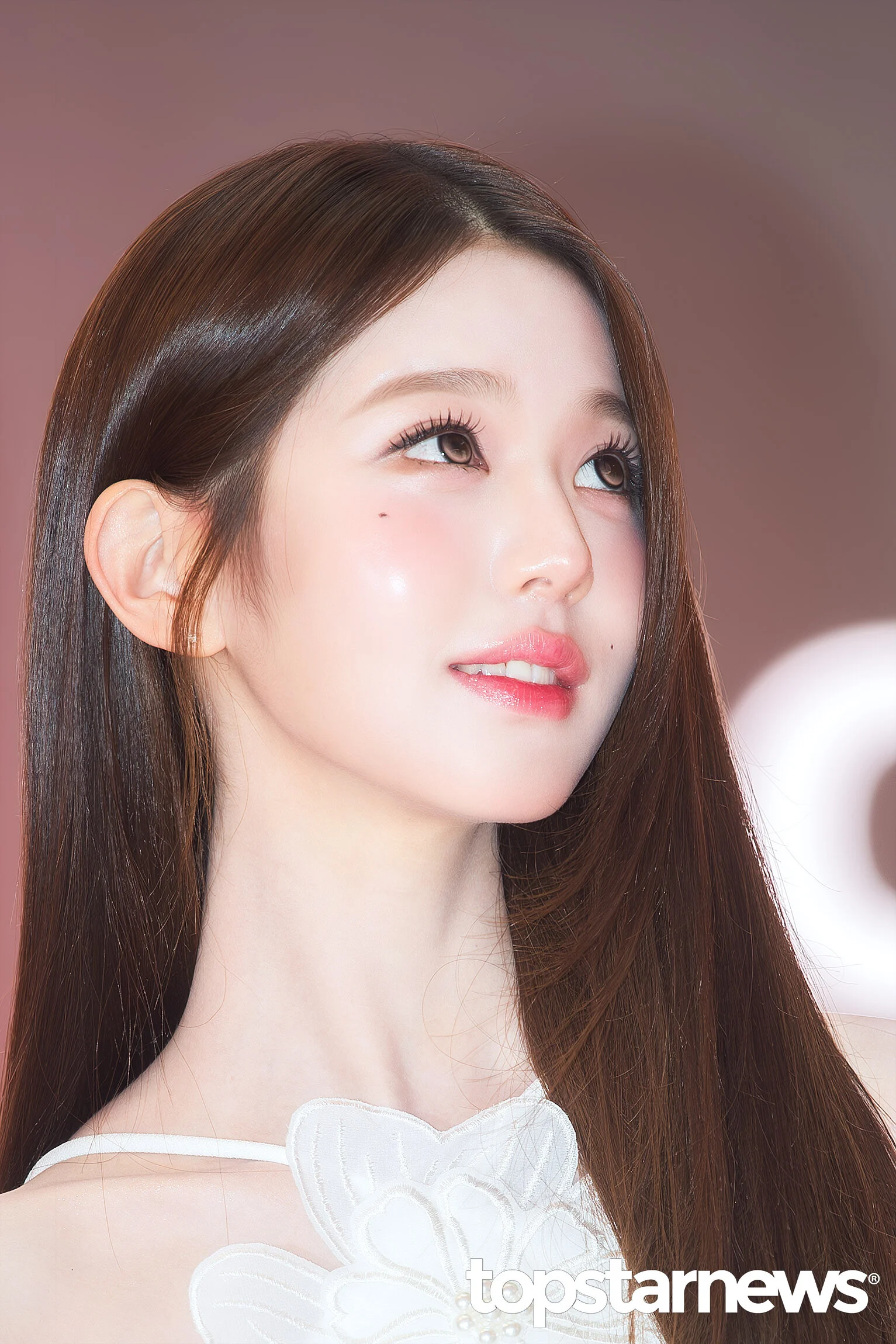 [잡담] 장원영 핑크색 렌즈를 낀건가? | 인스티즈