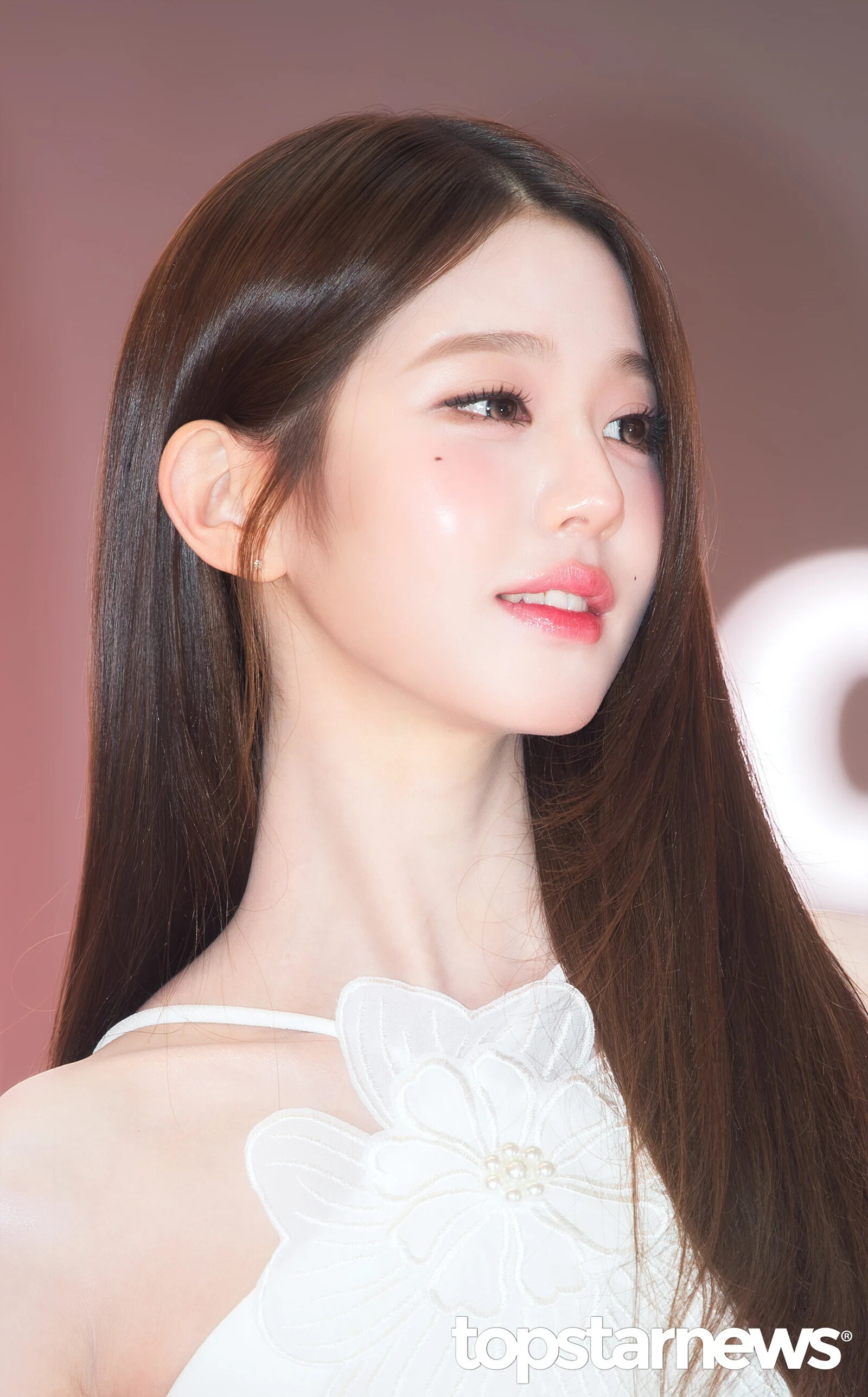 [잡담] 장원영 핑크색 렌즈를 낀건가? | 인스티즈