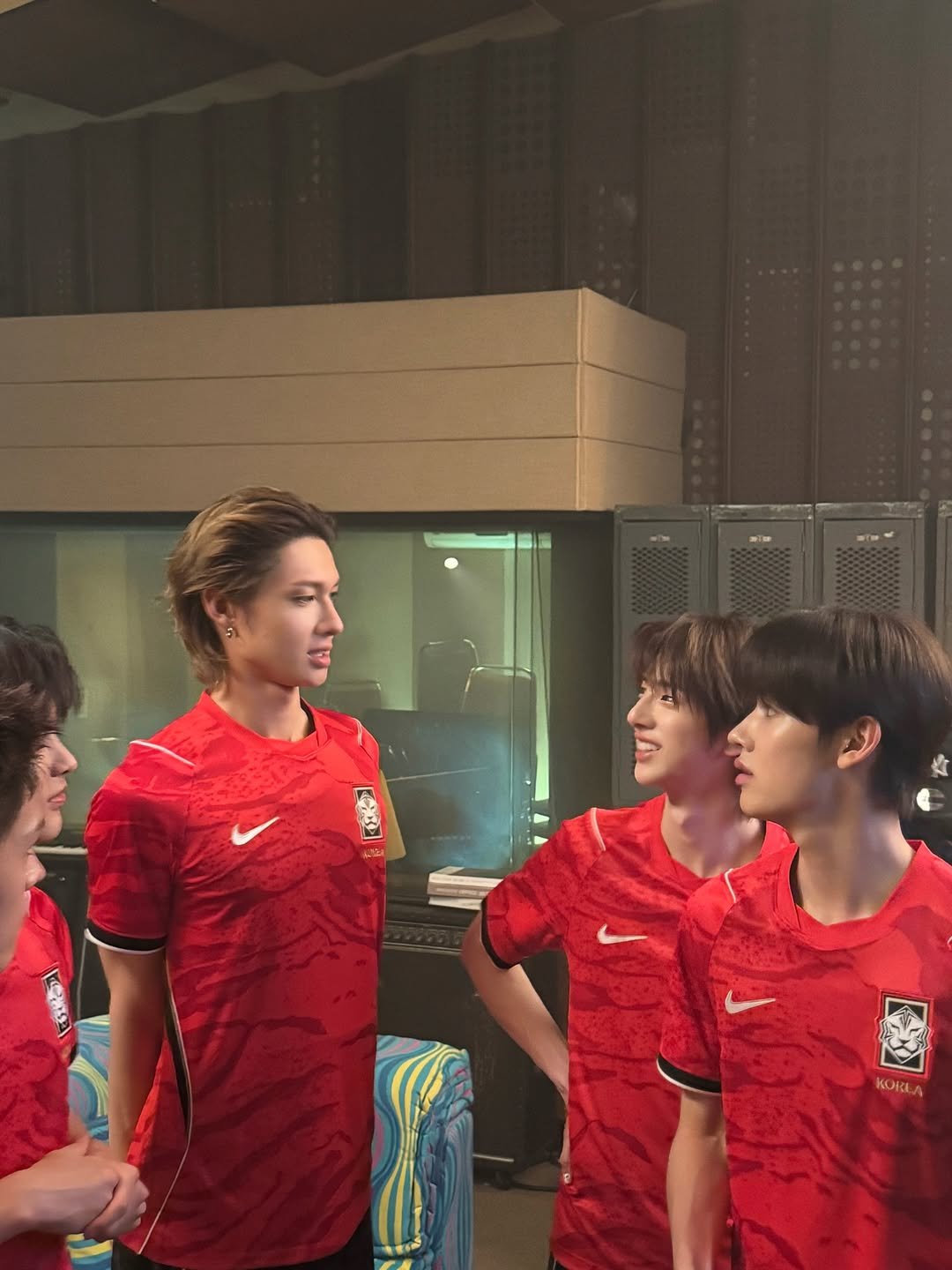 [잡담] 코르티스 축구복 셀카 업 | 인스티즈