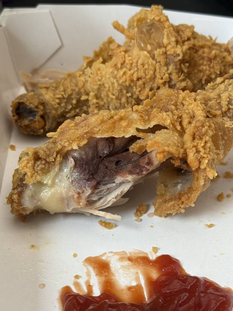 [잡담] 치킨 이거 안 익은거야??...... | 인스티즈