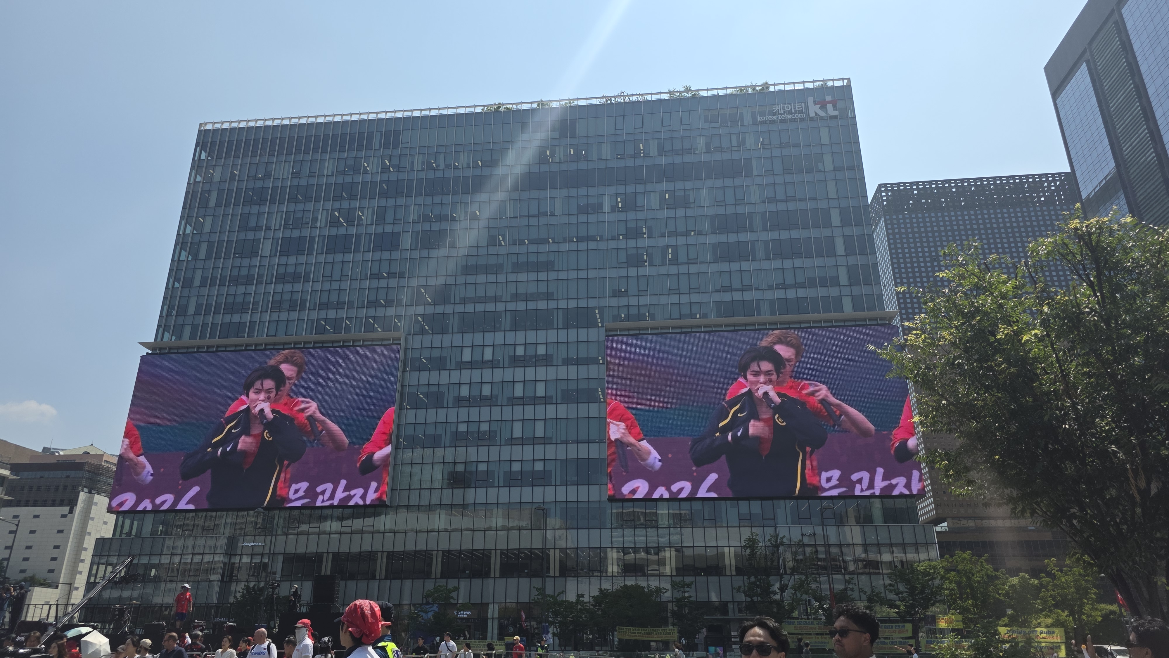 [잡담] 출근하다 코르티스 무대하길래 전광판 구경 중 | 인스티즈