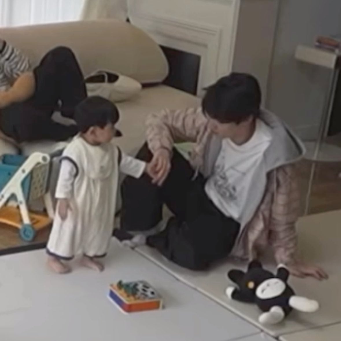 [잡담] 수빈이랑 손 잡는 유준이 보면ㅋㅋㅋ ㄹㅇ 손이 검지만함ㅋㅋㅋ | 인스티즈