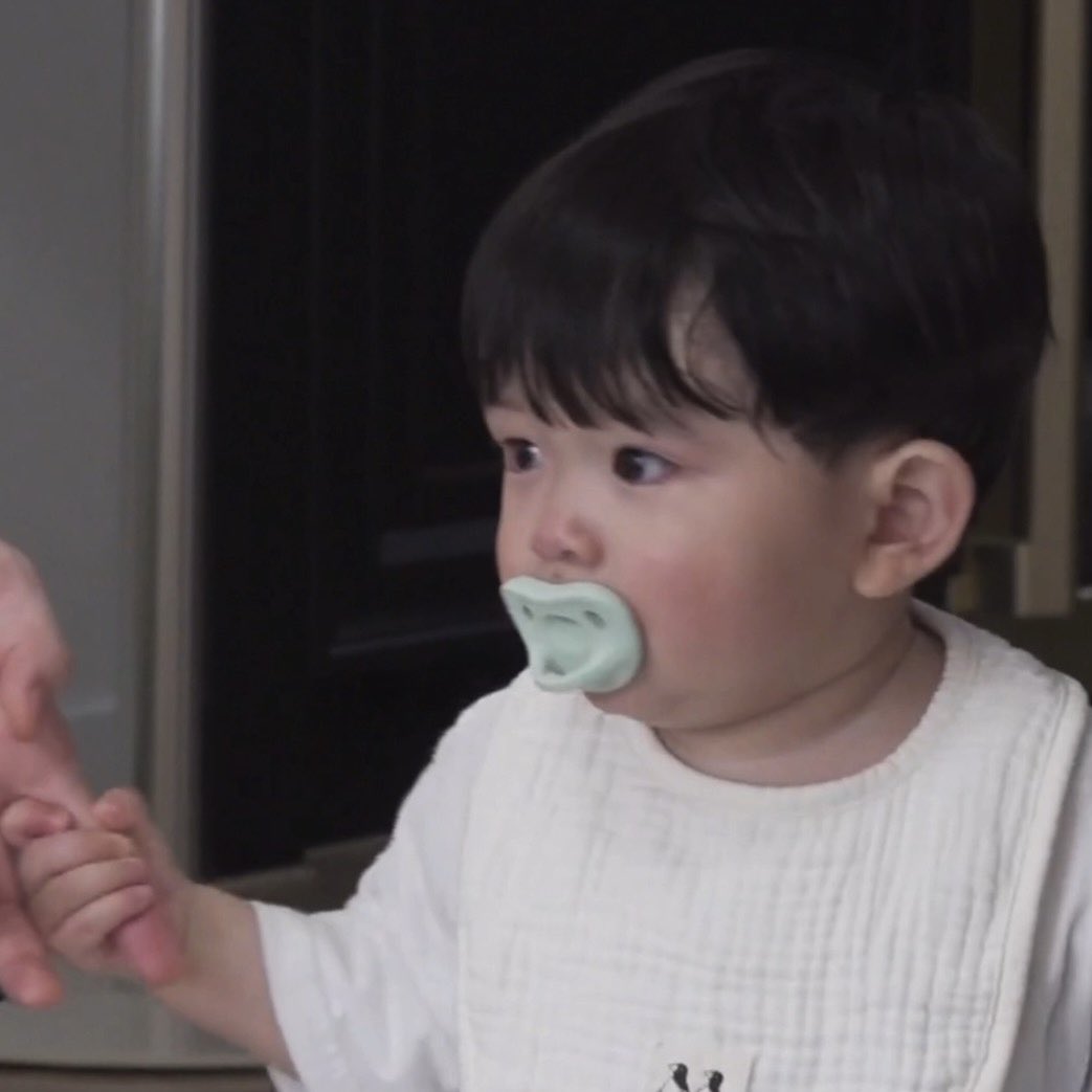 [잡담] 수빈이랑 손 잡는 유준이 보면ㅋㅋㅋ ㄹㅇ 손이 검지만함ㅋㅋㅋ | 인스티즈