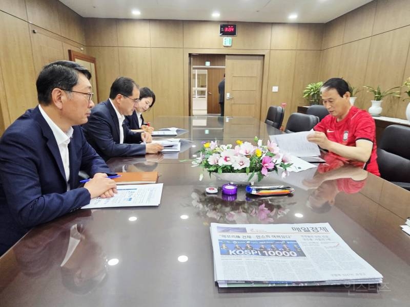 축구때 되면 빨간옷입는 우리 할배같은 국가보훈부 장관 | 인스티즈