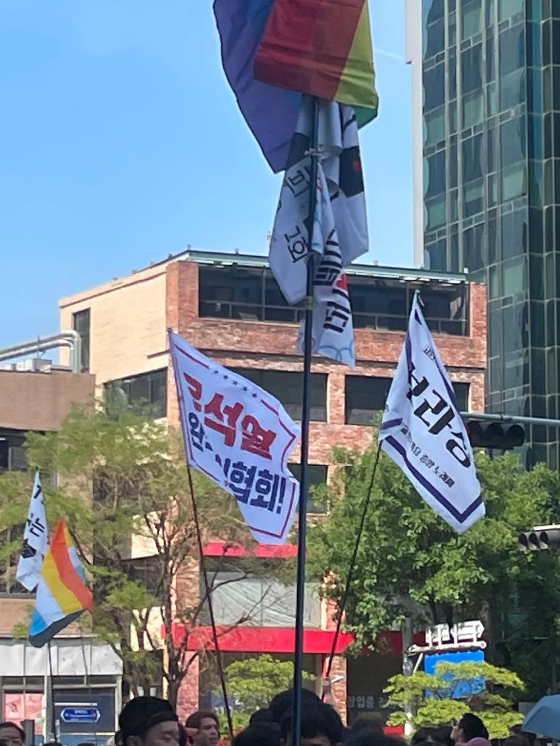 [잡담] 와…. 게이퍼레이드에 "윤석열” "완식” "모임” 깃발있대 | 인스티즈