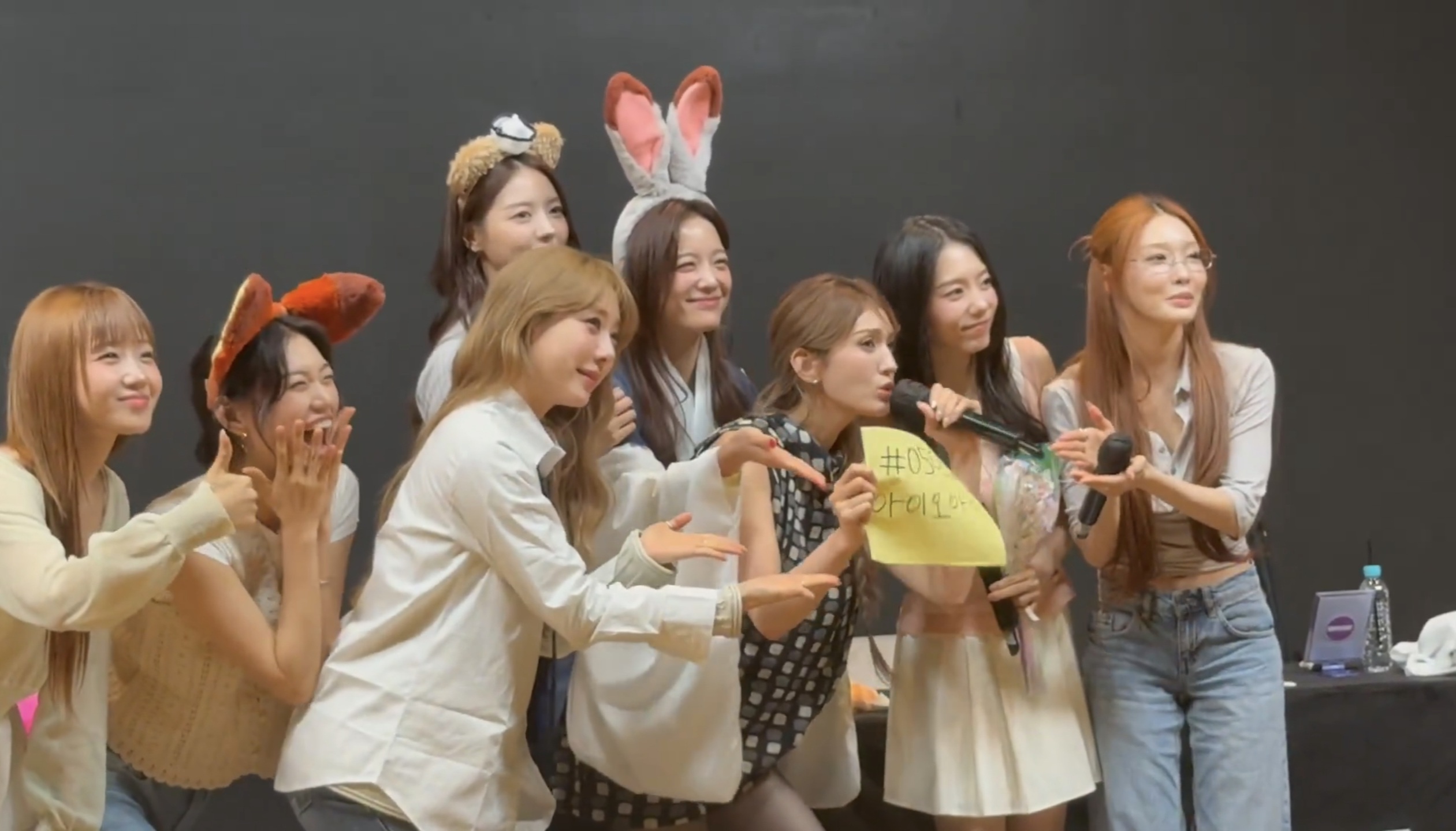 [정보/소식] 오늘자 이번활동 마지막 팬싸인회에서 음중 1위 투표 부탁하는 아이오아이 | 인스티즈