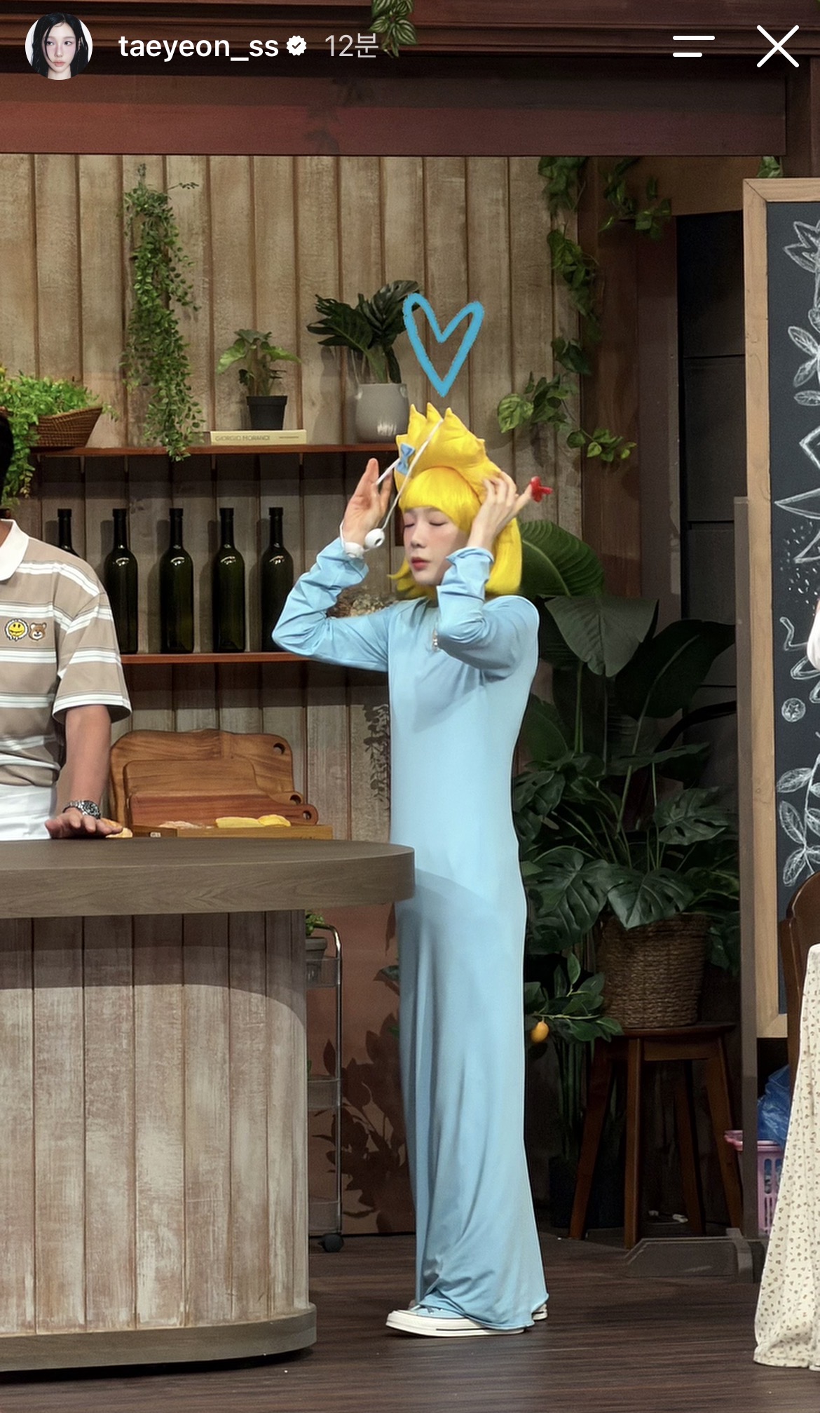 [잡담] 김태연 매기심슨 분장 즐기고 있네ㅋㅋㅋㅋㅋ | 인스티즈