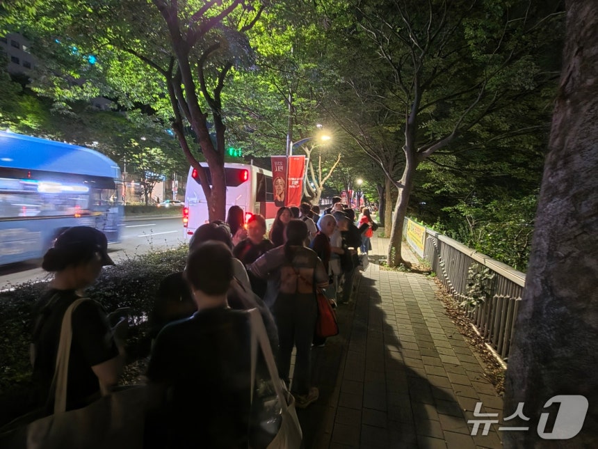 [정보/소식] "짐 맡길 곳, 버스 댈 곳 없어"...부산 BTS 공연 큰 불편 겪은 '아미'들 | 인스티즈