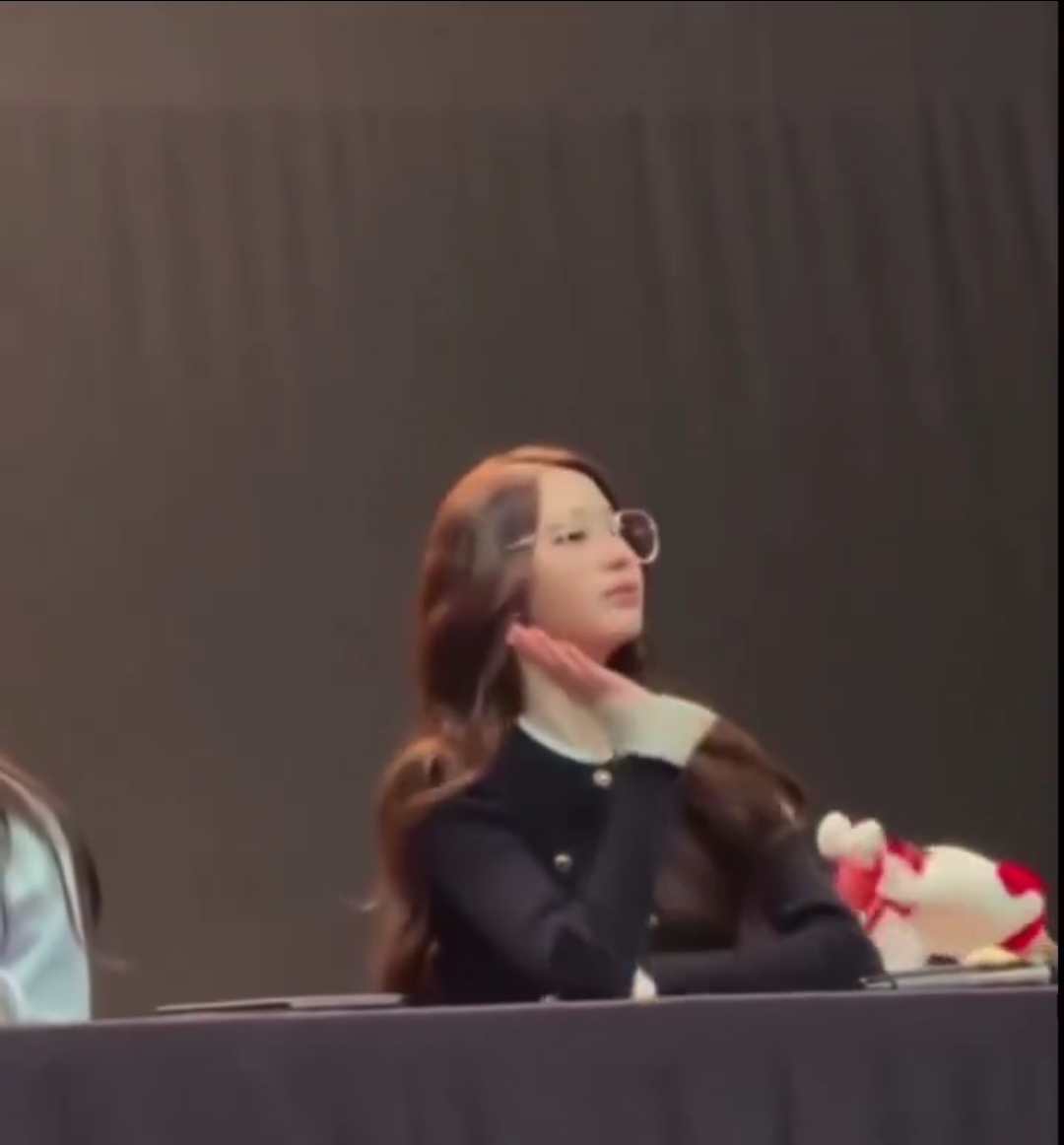 [마플] 장원영 뒤에 박스가 아니라 옆이라구.. 팬 의견 아님 | 인스티즈