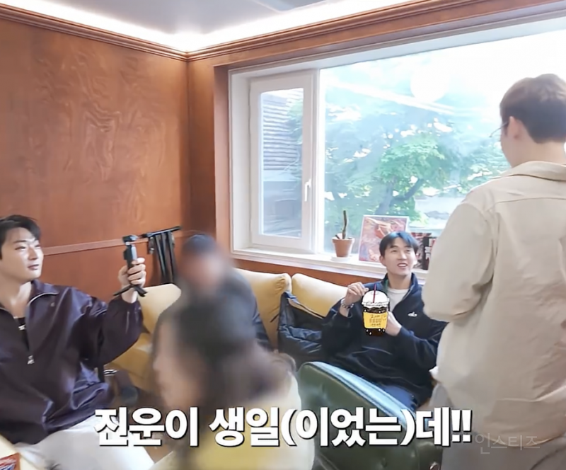 19년차에도 생일케이크로 싸우는 그룹ㅋㅋㅋㅋ.jpg | 인스티즈