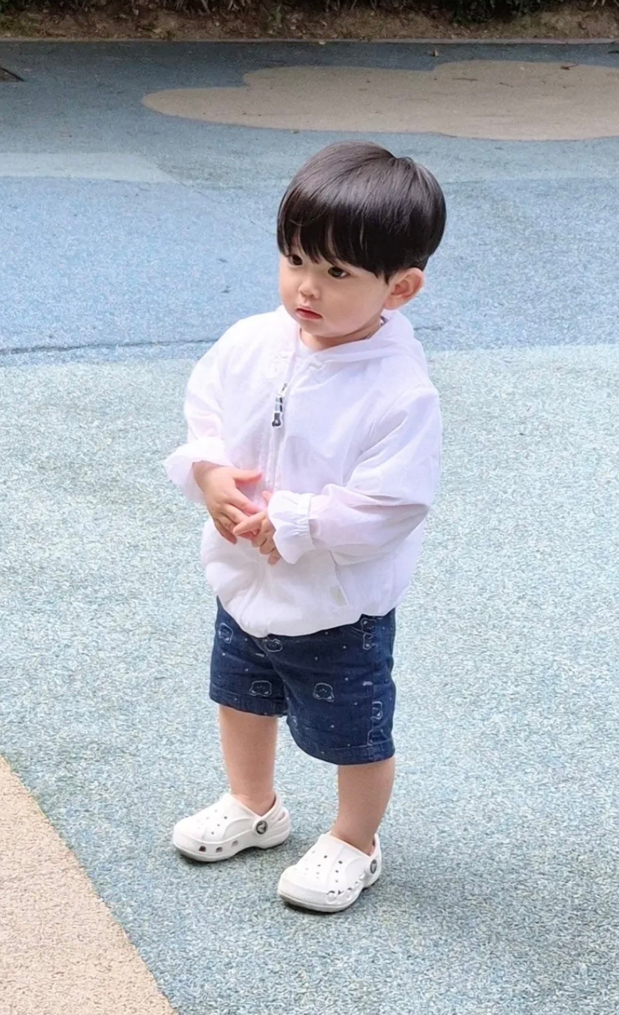 [잡담] 유준이 손 모으고 있는 거 봐 의젓해 진짜 아주 | 인스티즈