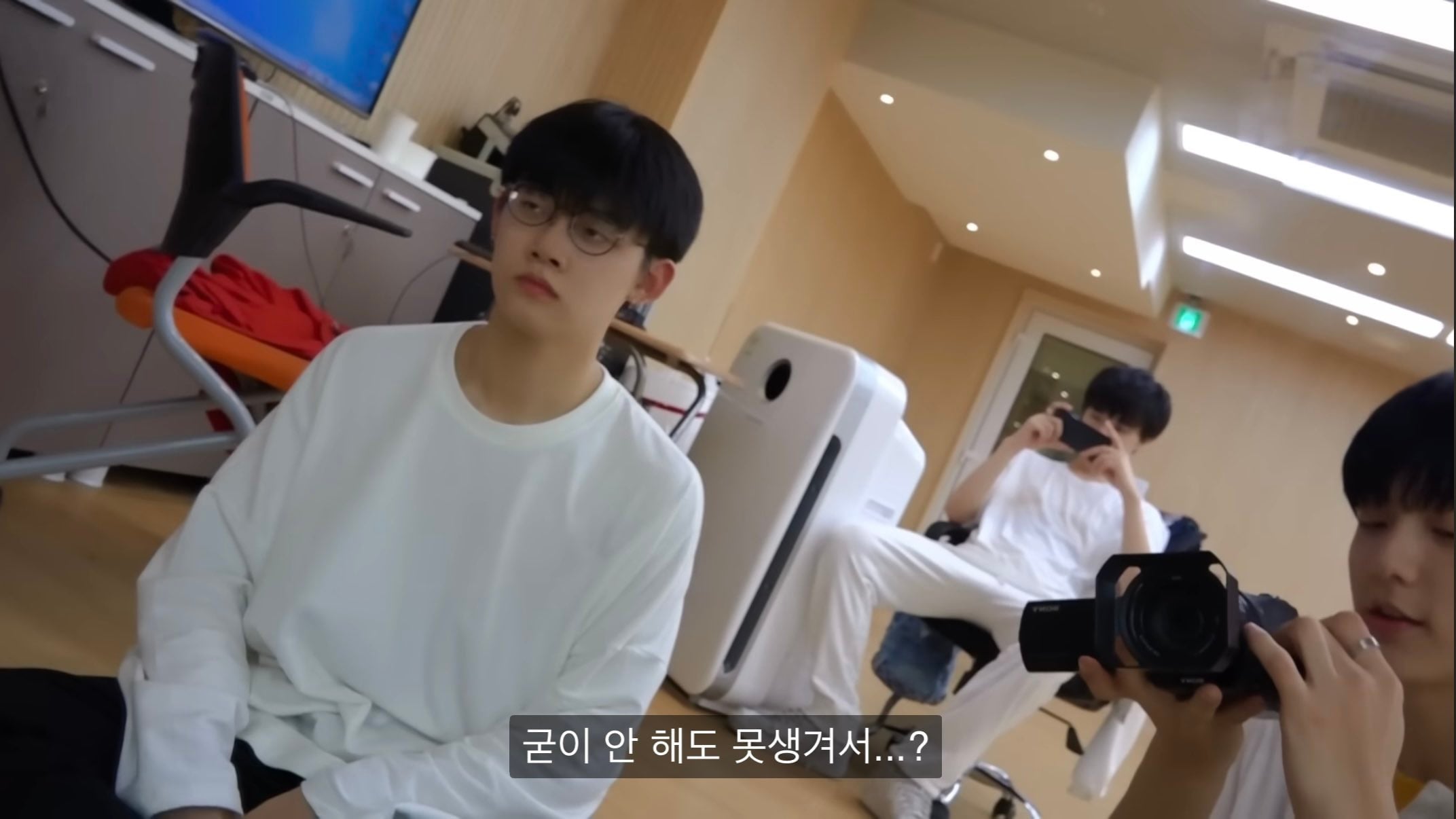[잡담] 이거 무슨 찐따가 안경 벗은 클리셰 같음... | 인스티즈