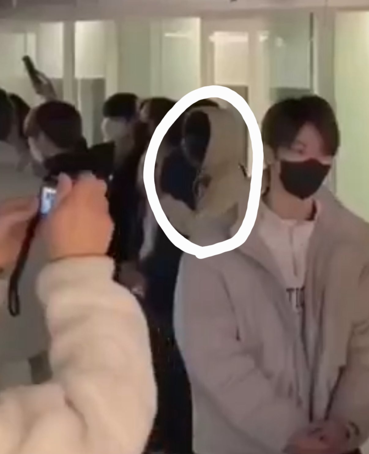 [잡담] 슴빠들아 저 하얀 후드티 누군지 알아?? | 인스티즈