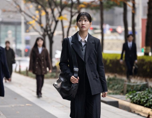 [정보/소식] 아파트) '아파트' 하윤경, 변호사 시험 장수생 강하리로 완벽 변신 | 인스티즈