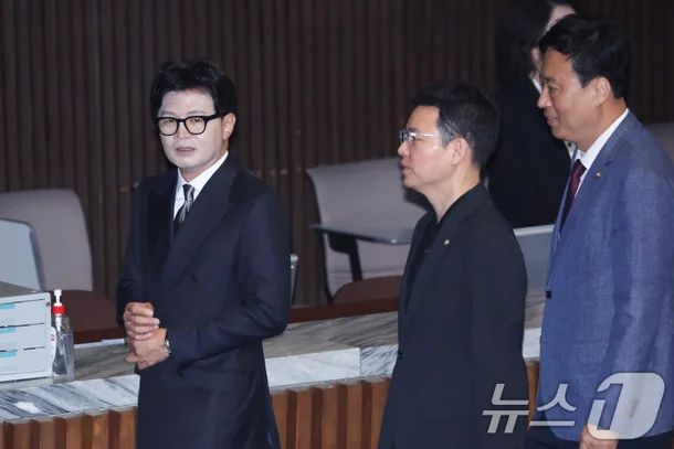 [잡담] 아니 파데를 왜이렇게 밝은거 쓰는거야? 보기 좀 그래.. | 인스티즈