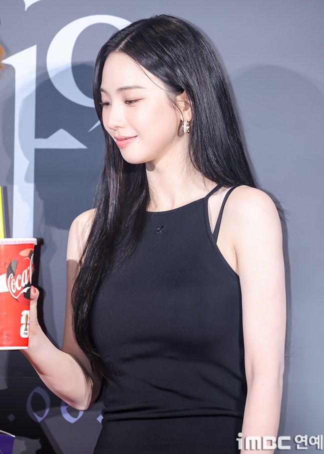 [잡담] 260615 눈동자 VIP시사회 참석한 카리나 기사사진 | 인스티즈