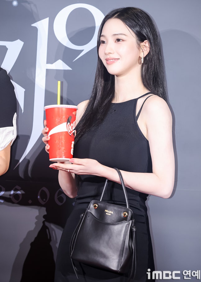 [잡담] 260615 눈동자 VIP시사회 참석한 카리나 기사사진 | 인스티즈