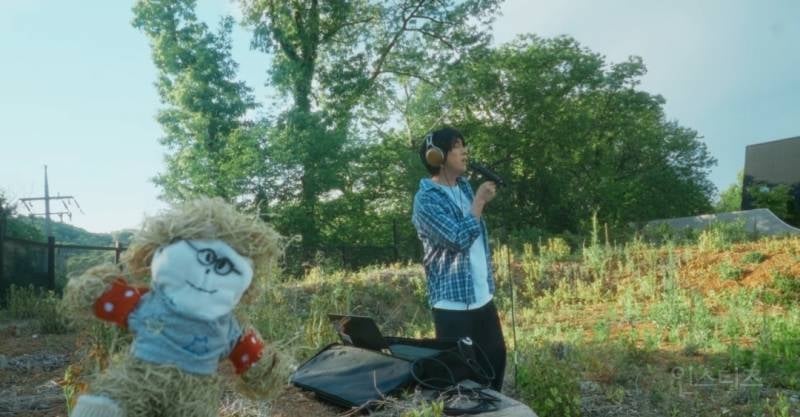 본인 닮은 허수아비 만들어놓고 노래부르는 싱라.jpg | 인스티즈