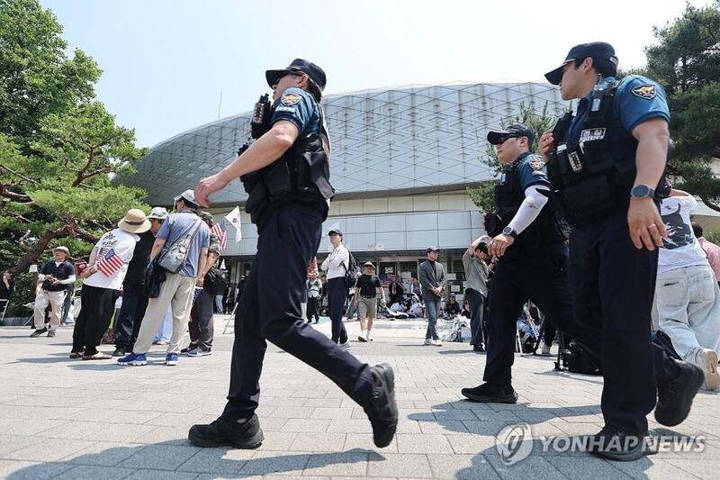 [정보/소식] 속보) 경찰, 잠실 올림픽공원 개표소 현장에서 시민 폭행한 남성 검거 | 인스티즈