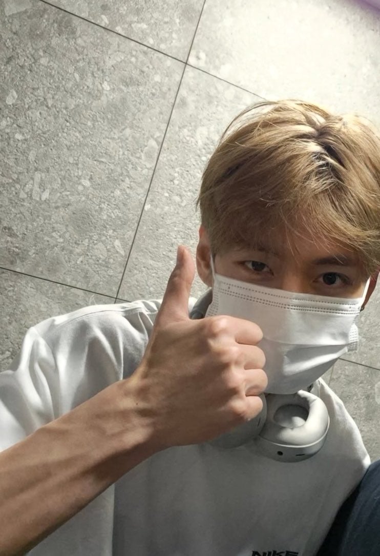 [잡담] 방탄 뷔 트레이너랑 찍은 사진에서 손 팔뚝이랑 얼굴 차이 뭐냐 | 인스티즈