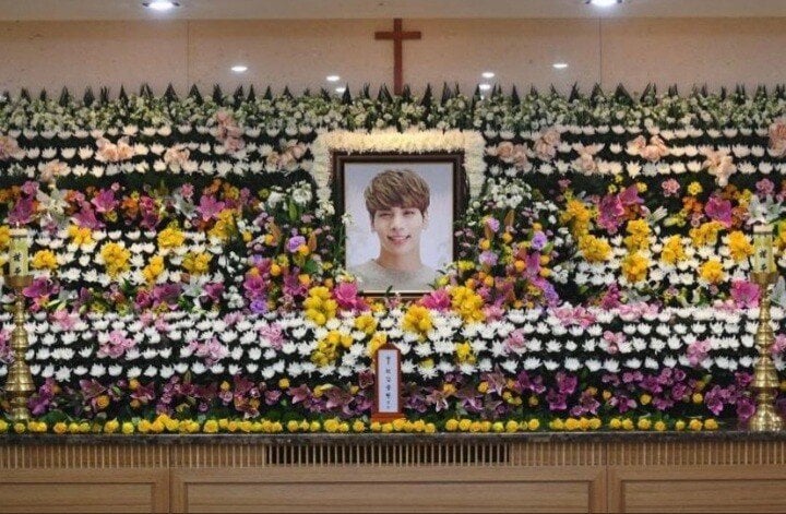 [정보/소식] 과거 샤이니 故종현 영정 조롱 논란' 싱어송라이터 올리버 트리, 헬기 사고로 사망 | 인스티즈