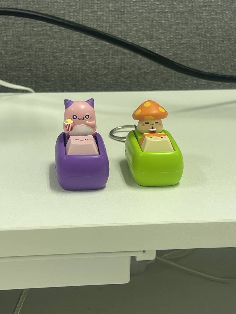 [잡담] ㅠㅠ 메이플 키캡 키링 사무실 모니터 받침대 위에 전시해놨는데 넘무 귀여워ㅠㅠ | 인스티즈