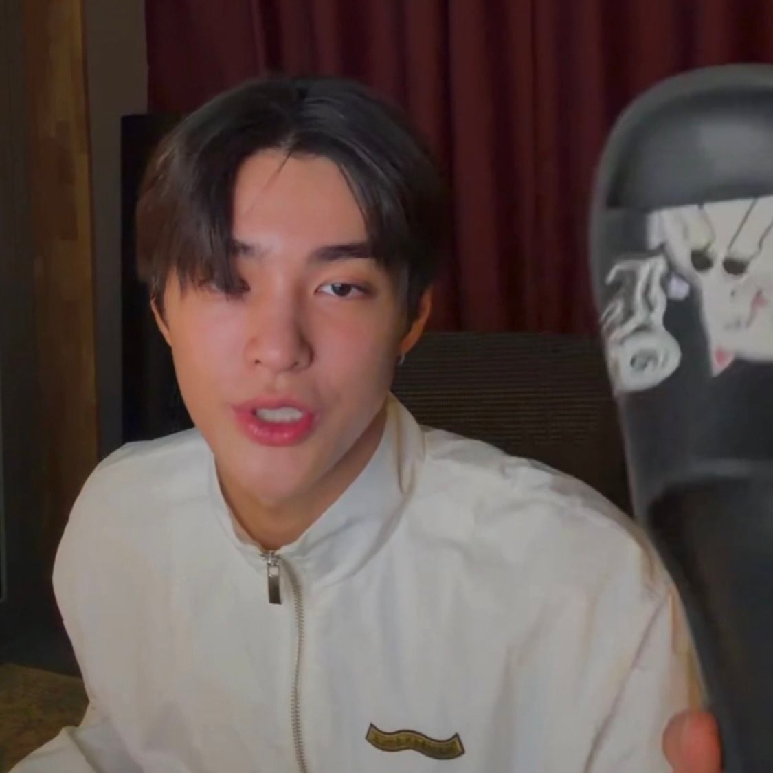 [잡담] 건호 최애 슬리퍼 자체 모자이크했네ㅋㅋ | 인스티즈
