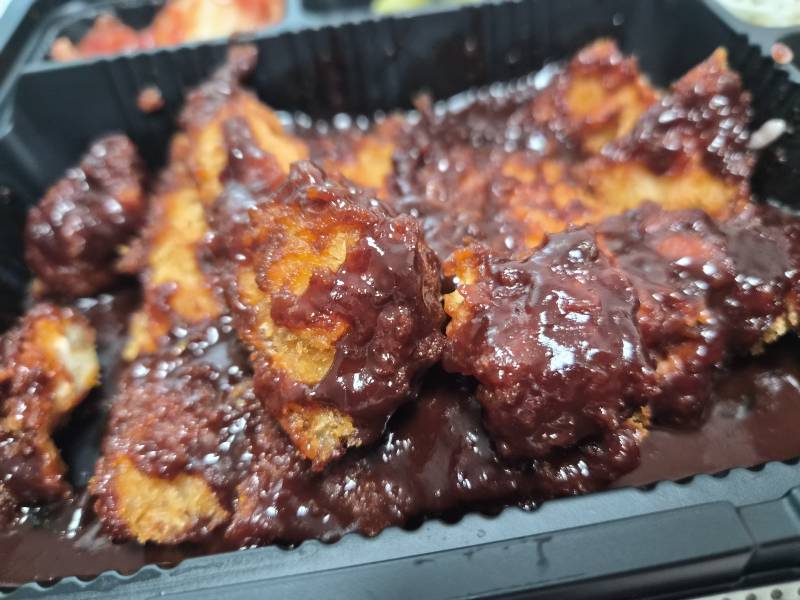 [잡담] 매운돈까스 시켯눈데 부먹이야.. 소스 색좀 봐 | 인스티즈