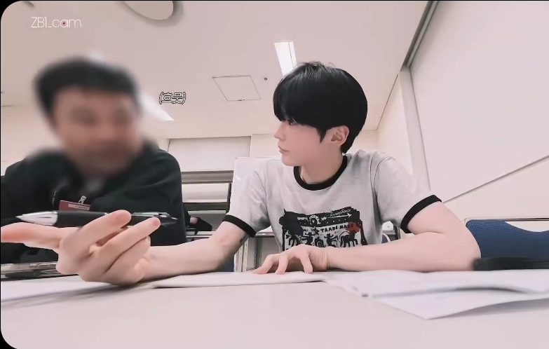 [잡담] 성한빈 브이로그보고 있는데 블러처리된 | 인스티즈