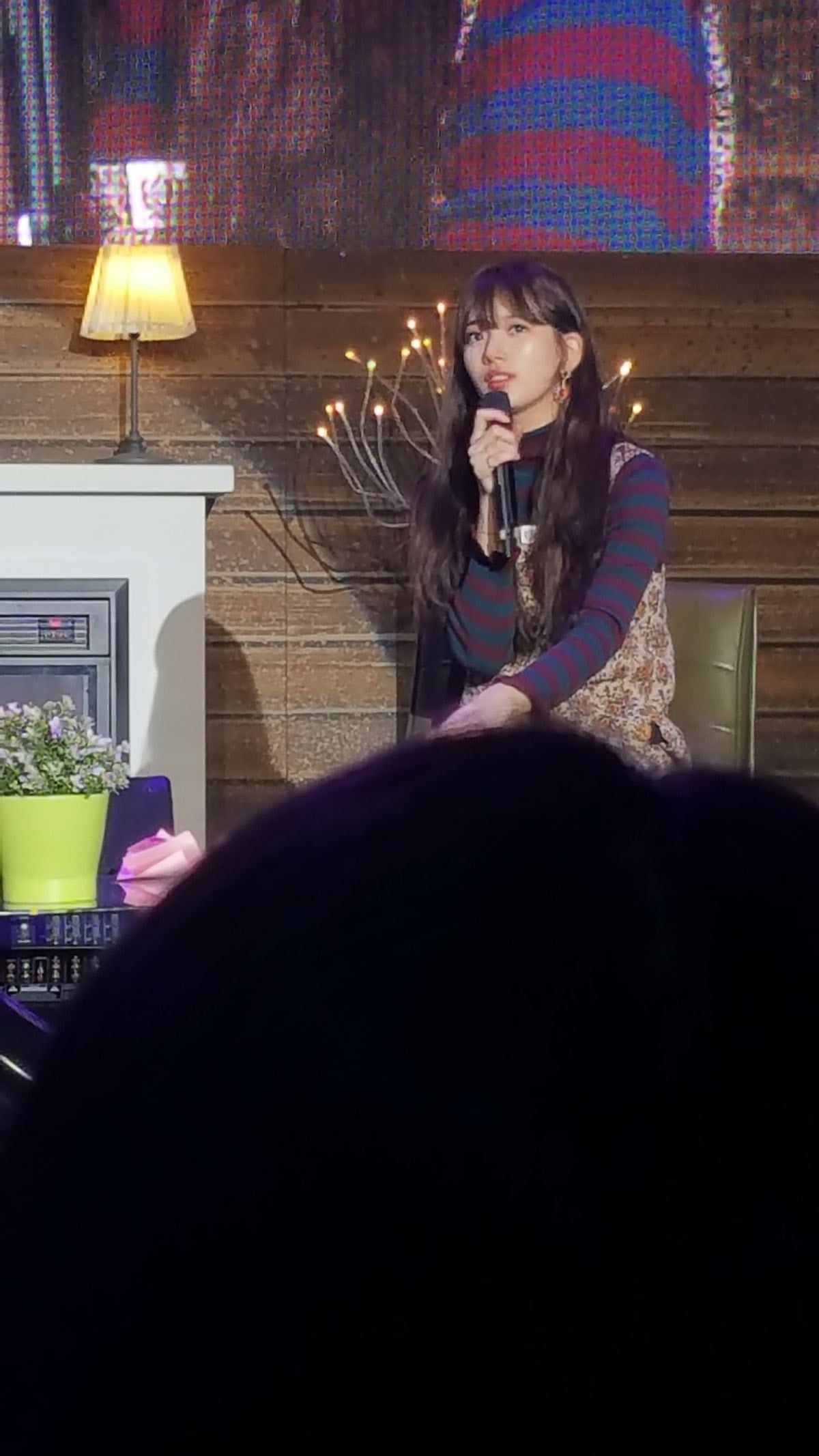 [잡담] 수지) 폰카로 찍은 배수지 실물 | 인스티즈