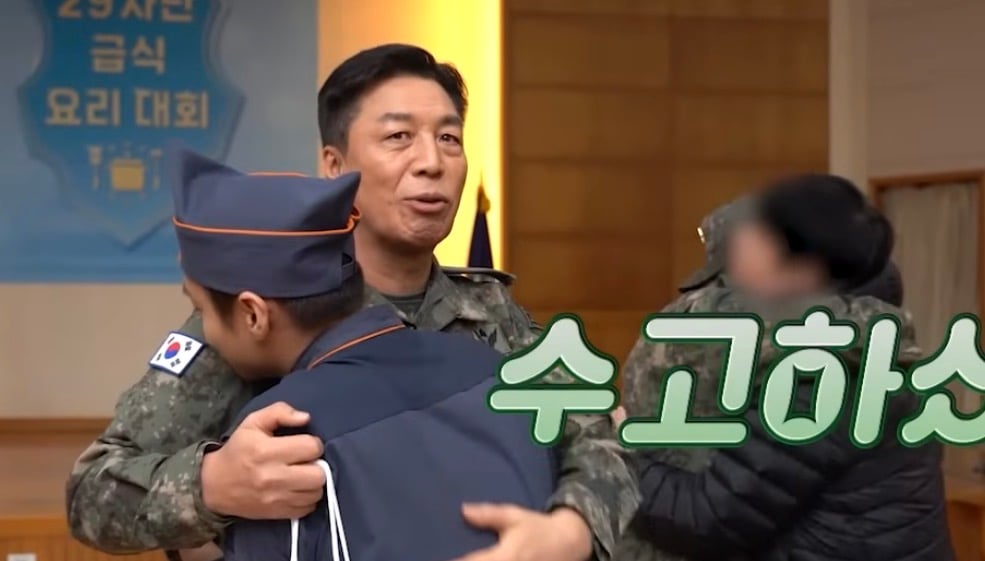 [잡담] 취사병 박지훈 연대장님한테 너무 폭 안겨있어ㅋㅋㅋㅋㅋ | 인스티즈