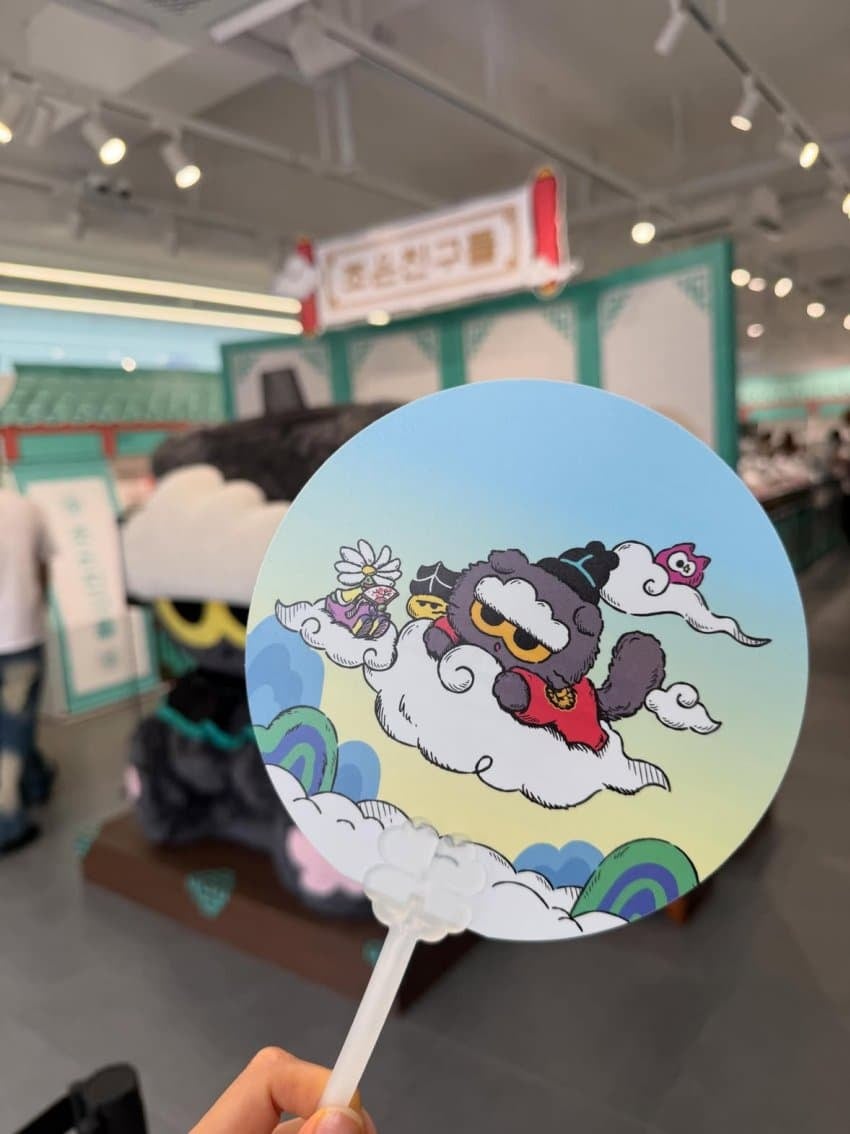 [잡담] 지디 뚱냥이 궁민박 콜라보 진짜 갖고싶게 생기지 않음..? | 인스티즈