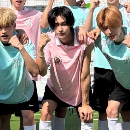[잡담] 이 축구선수 전용포즈짤 원빈보니까 | 인스티즈