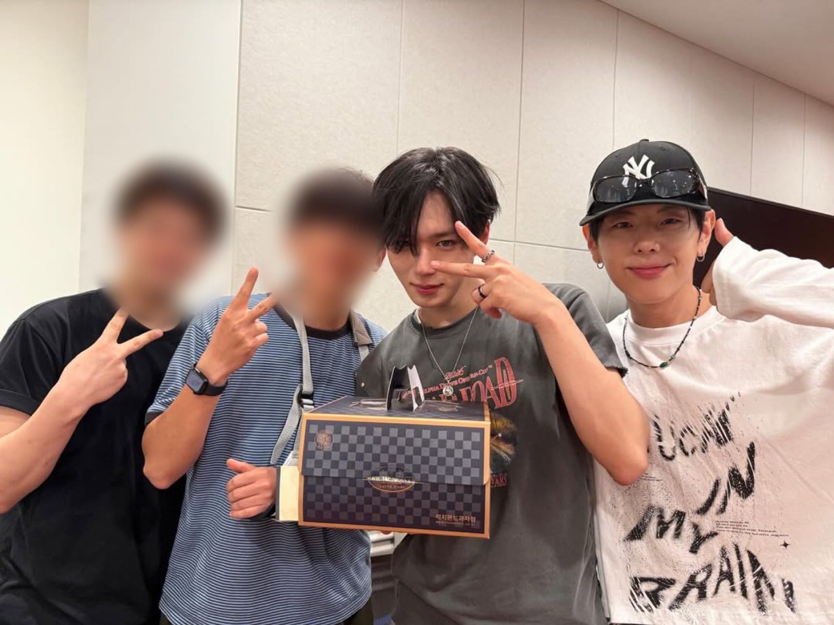 [잡담] 알디원 준서 위아이 맏형한테 안김당해서 우는 사진뜸ㅠㅠㅠㅠ | 인스티즈